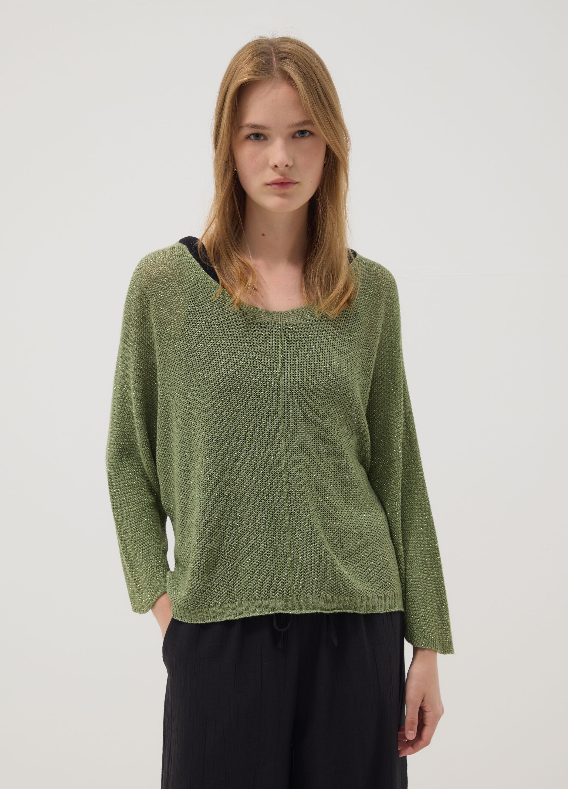 Gr&uuml;ner Pullover aus Viskose-Leinen-Mix mit V-Ausschnitt