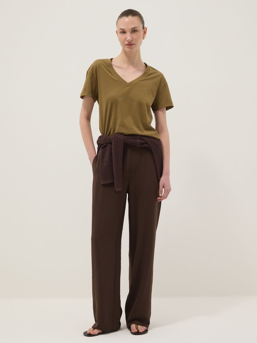 Gr&uuml;nes T-Shirt aus reiner Baumwolle in Relaxed Fit mit V-Ausschnitt_2