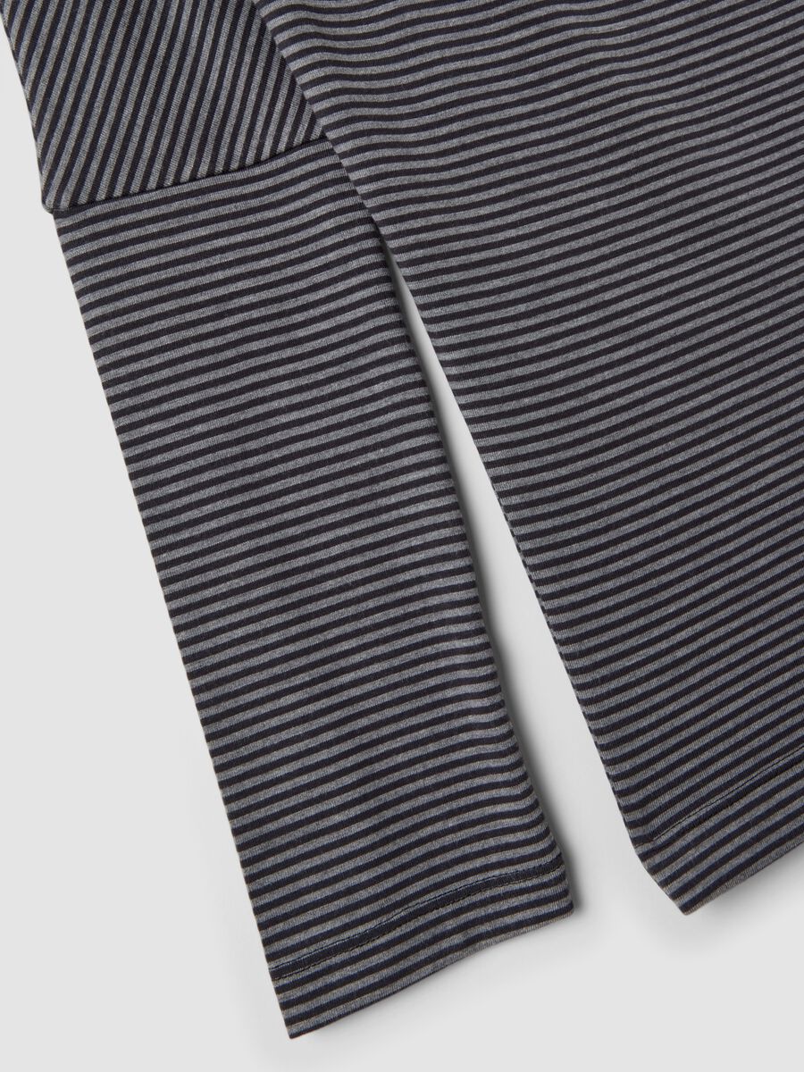 Graues, gestreiftes T-Shirt aus Stretch-Viskose mit U-Boot-Ausschnitt_1