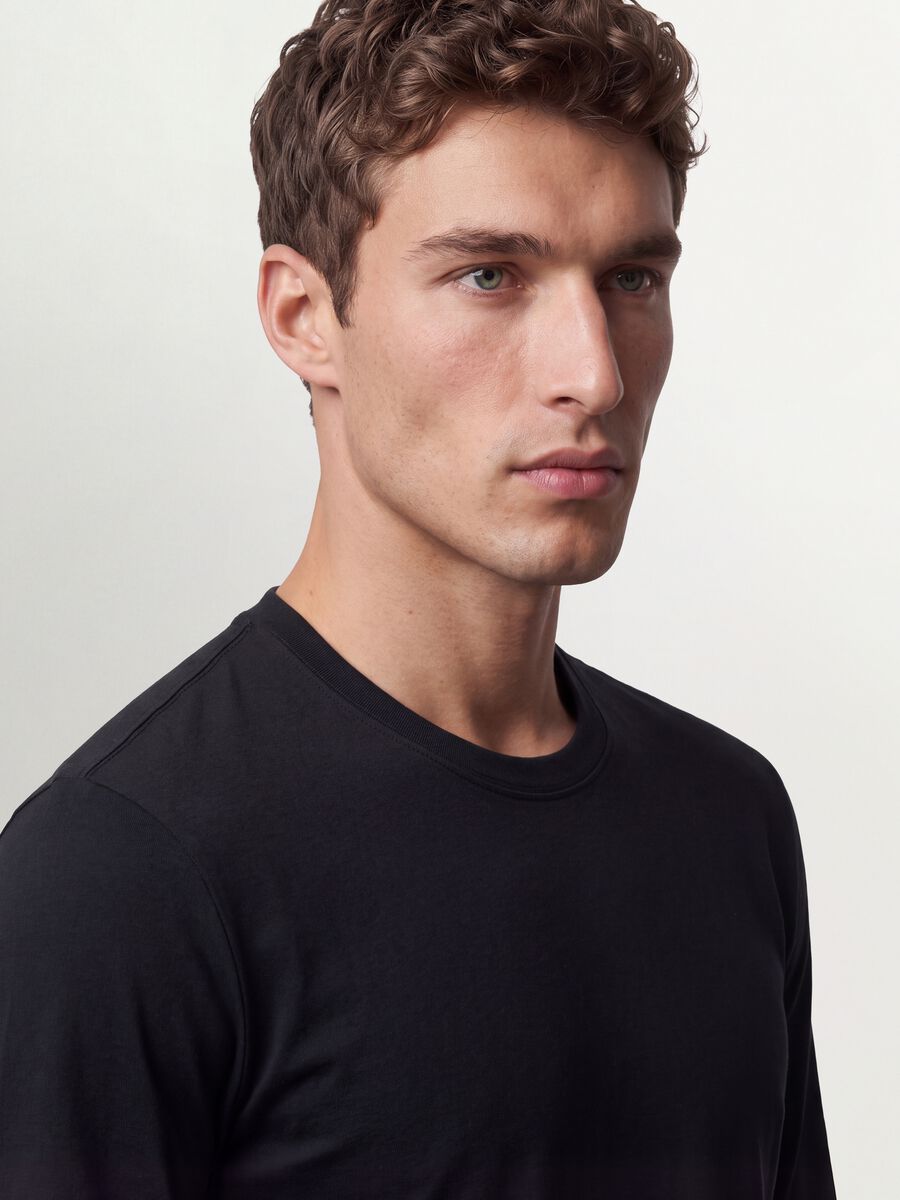 Black long-sleeve crew-neck T-shirt in 100% organic cotton_2