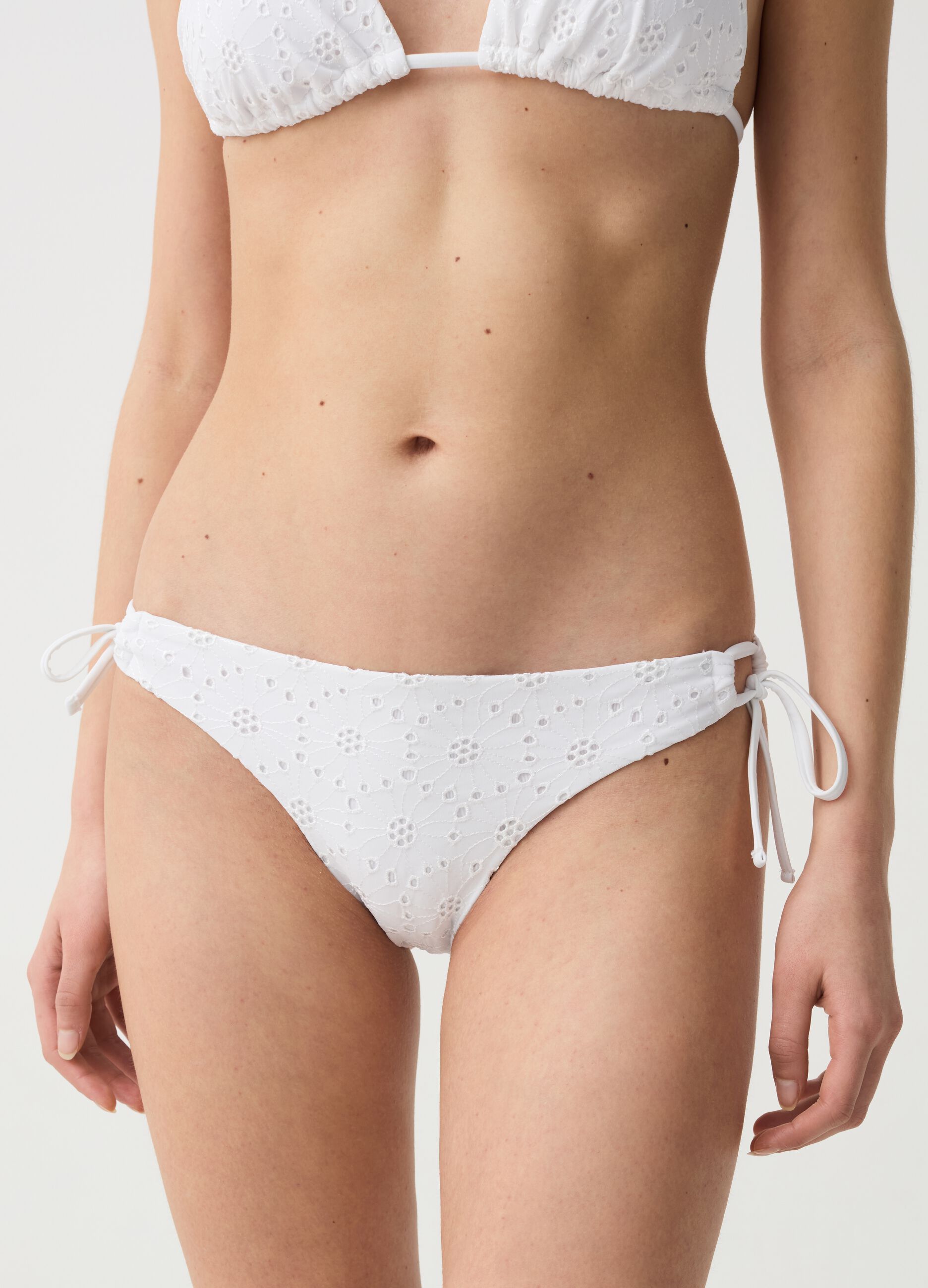 Bikini briefs with broderie anglaise front