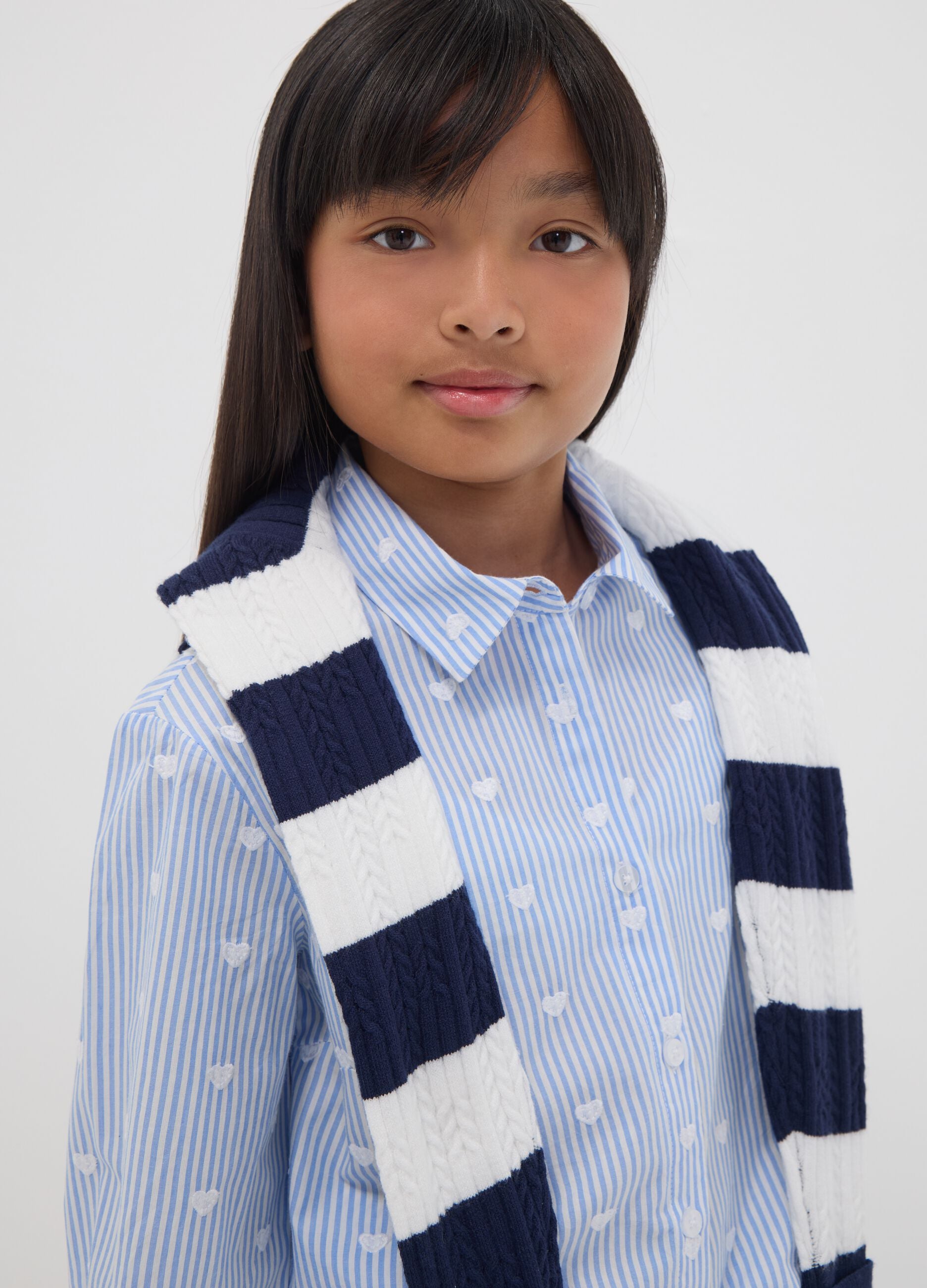 Camisa azul &agrave;s riscas em puro algod&atilde;o com cora&ccedil;&otilde;es para menina