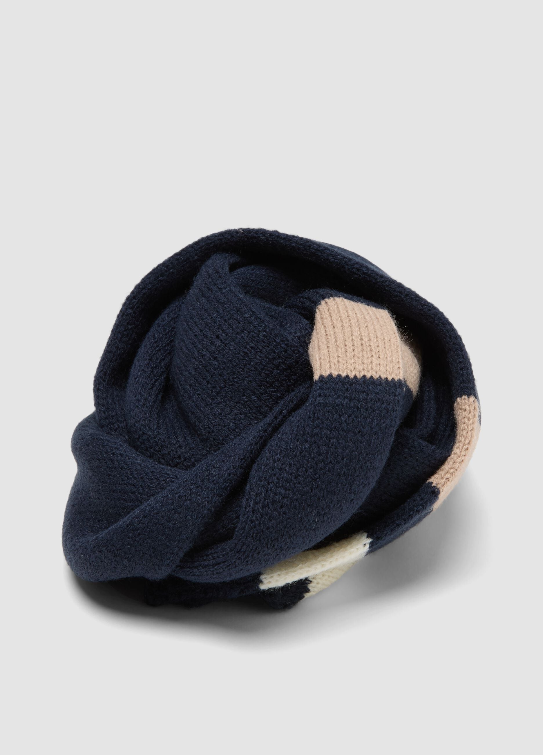 Sciarpa blu lavorata a maglia con righe a contrasto