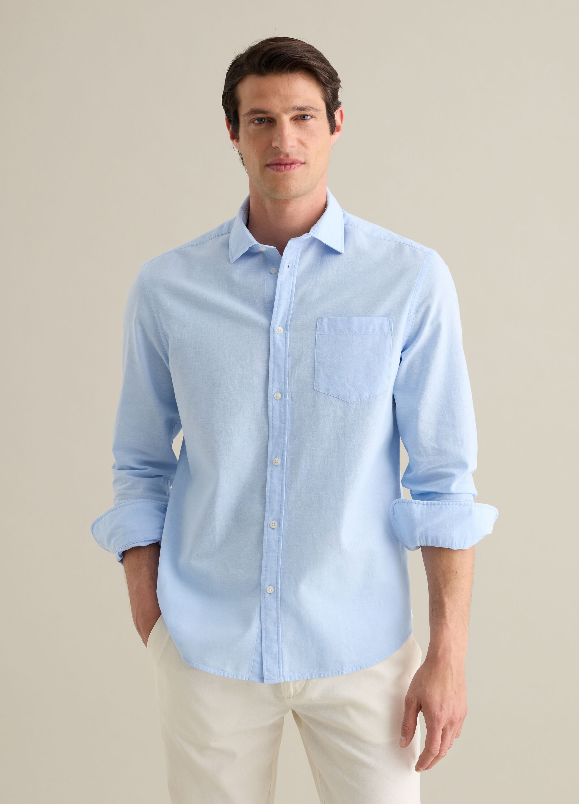 Men&rsquo;s light blue cotton and linen shirt in regular fit with pocket