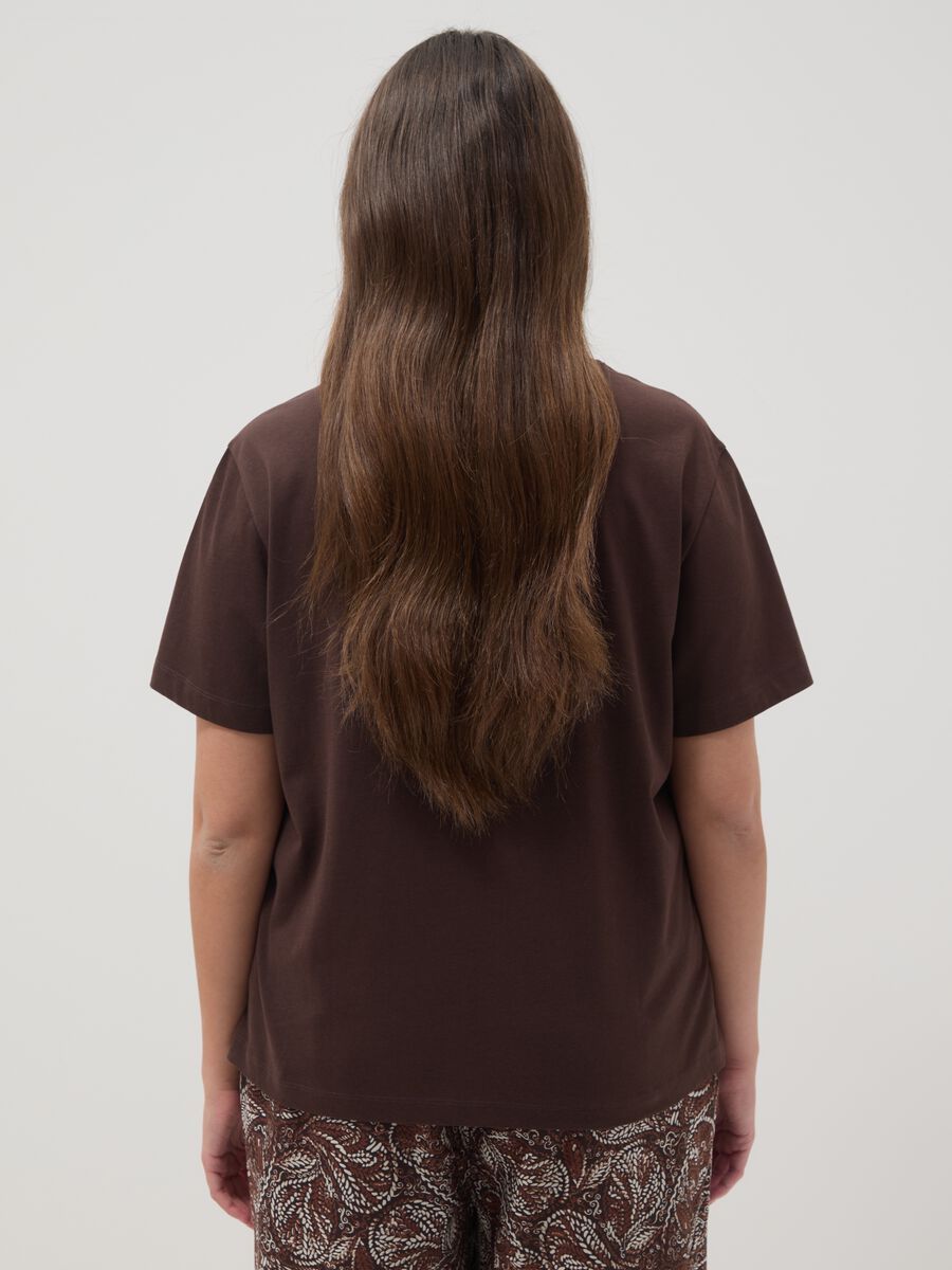 Braunes T-Shirt aus reiner Baumwolle im Regular-Fit mit aufgesetzter Blume_2