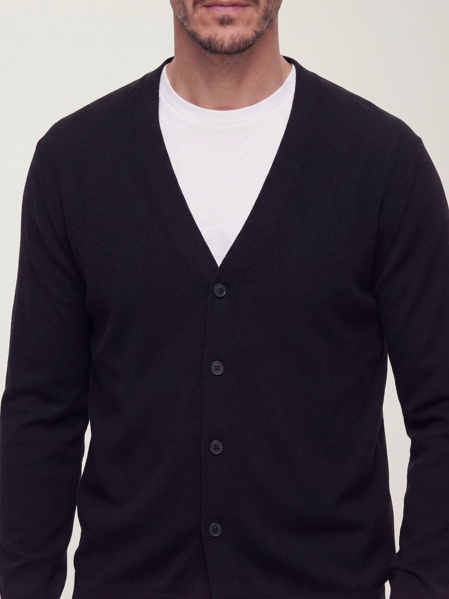 Black viscose-blend V-neck cardigan, regular fit_4