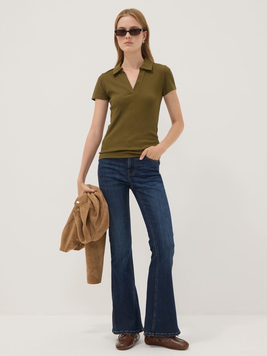 Gr&uuml;nes Poloshirt aus Stretch-Baumwolle mit offenem V-Ausschnitt, Regular Fit_2