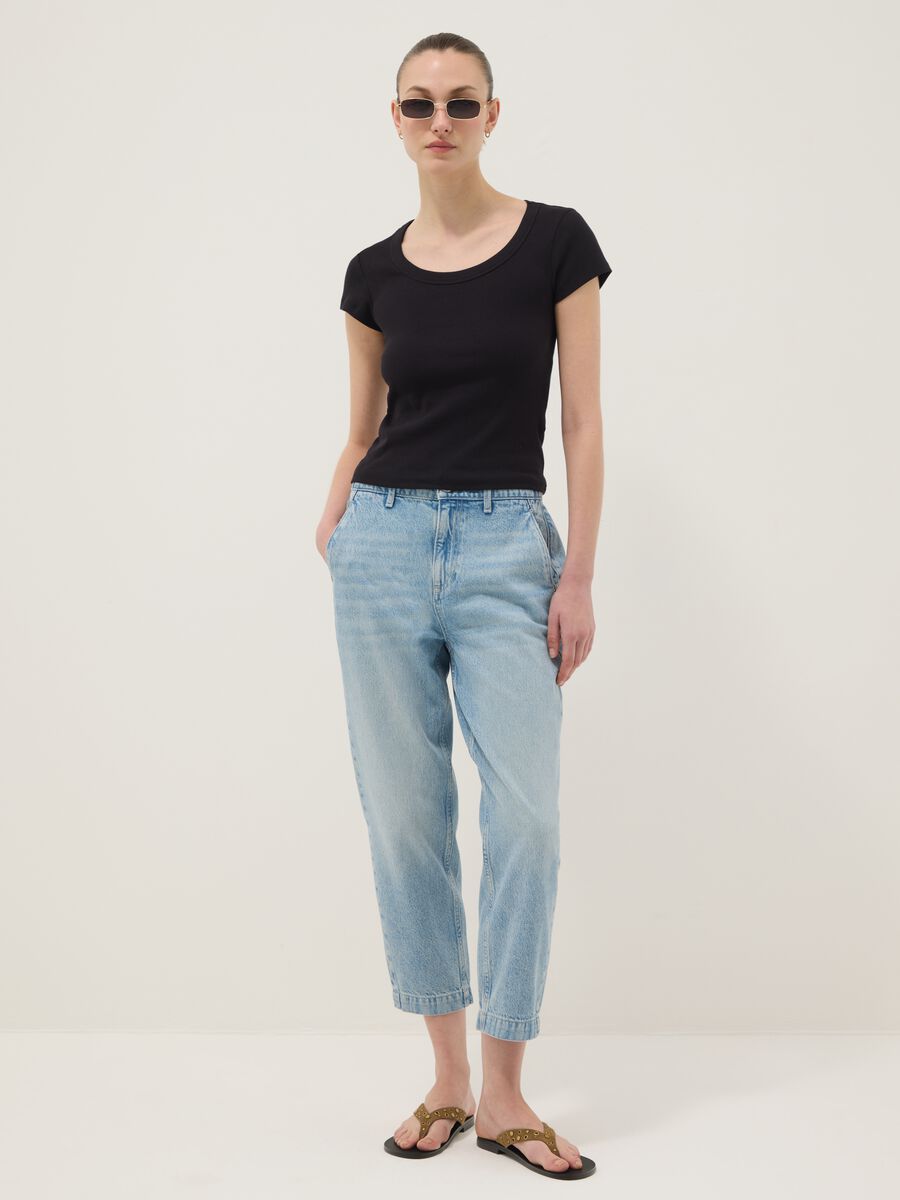 &Mu;&alpha;ύ&rho;&omicron; &epsilon;&phi;&alpha;&rho;&mu;&omicron;&sigma;&tau;ό T-shirt &mu;&epsilon; &kappa;&omicron;&nu;&tau;ά &mu;&alpha;&nu;ί&kappa;&iota;&alpha; &alpha;&pi;ό &epsilon;&lambda;&alpha;&sigma;&tau;&iota;&kappa;ό &beta;&alpha;&mu;&beta;ά&kappa;&iota;_2