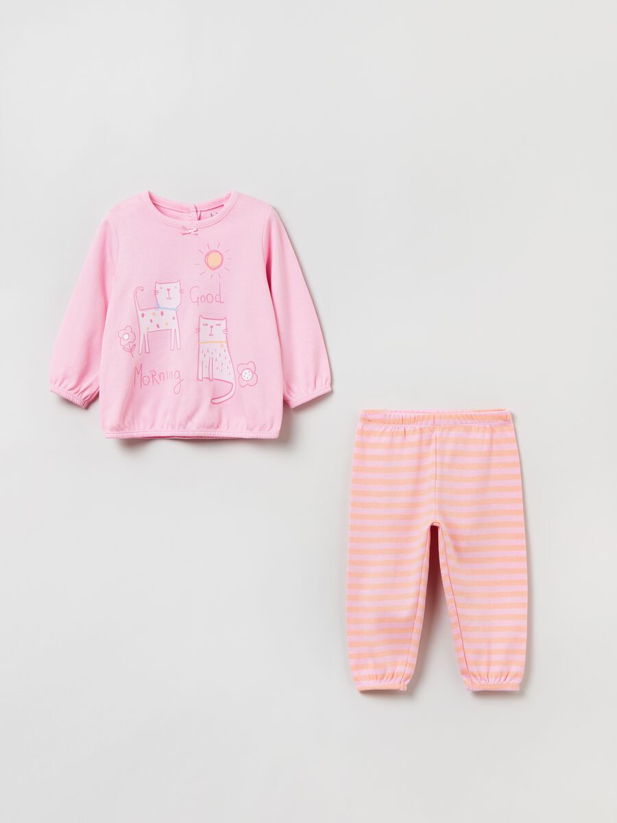 Cotton pyjamas with print and stripes_0