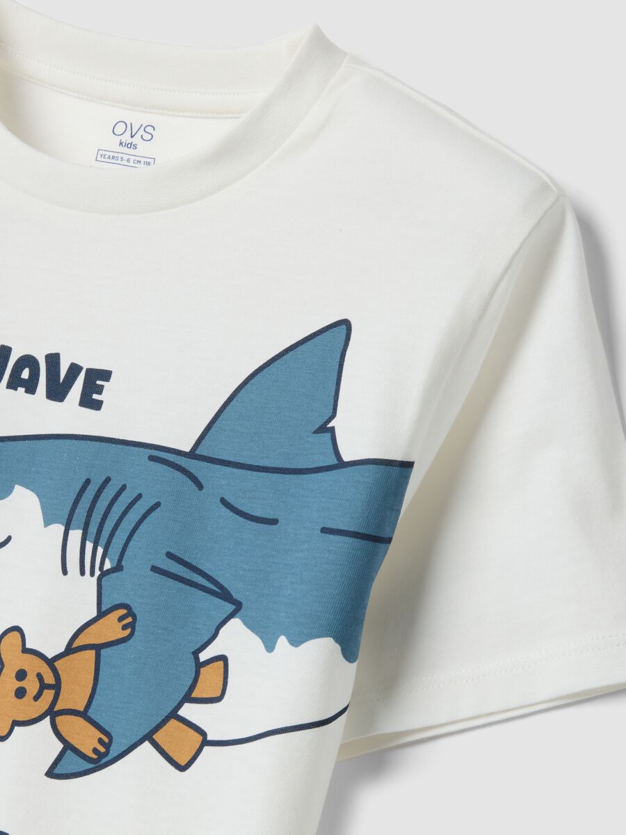 Pigiama corto in puro cotone multicolor da bambino con squali_2