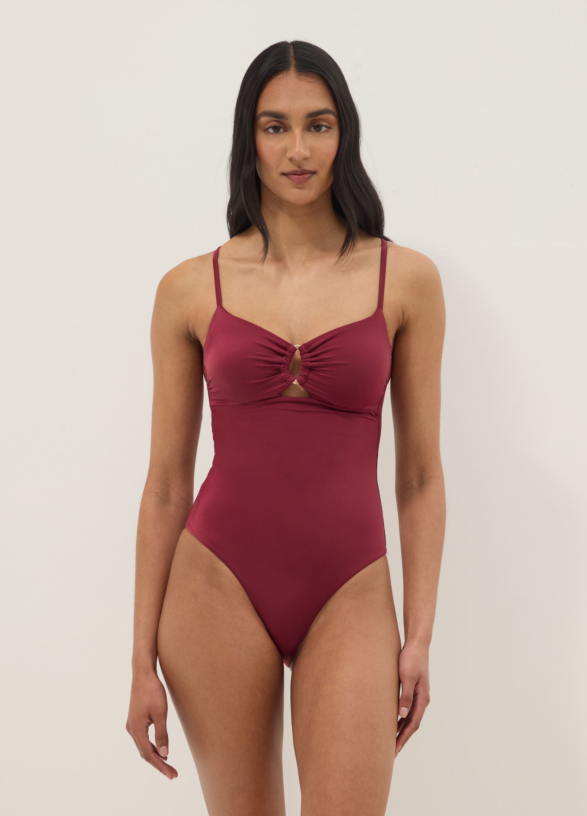 Roter, elastischer Badeanzug (One-Piece) mit Tr&auml;gern