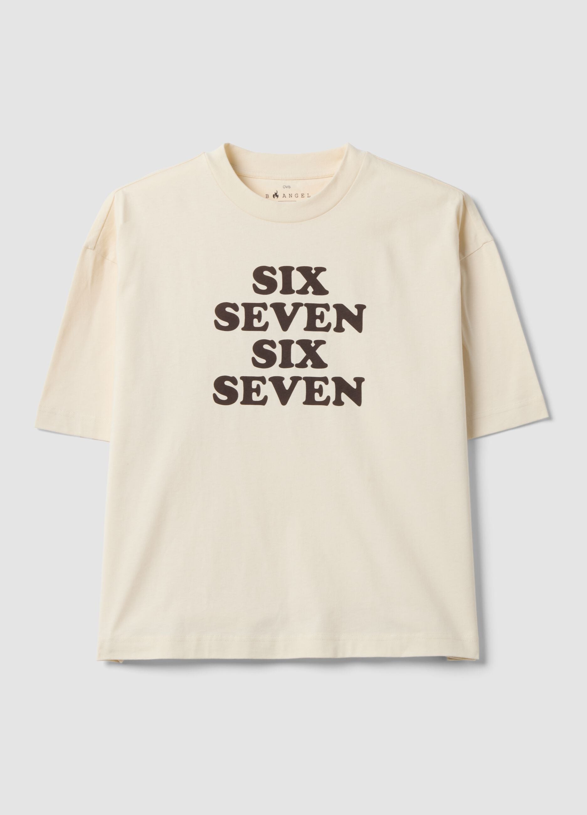 T-shirt branca em algod&atilde;o puro com estampado frontal Six Seven, corte boxy