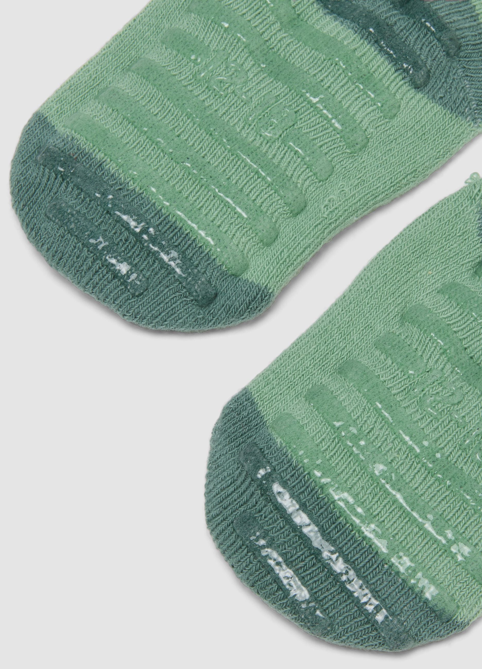 Gr&uuml;ne rutschfeste Socken aus elastischer Bio-Baumwolle mit Auto-Motiv