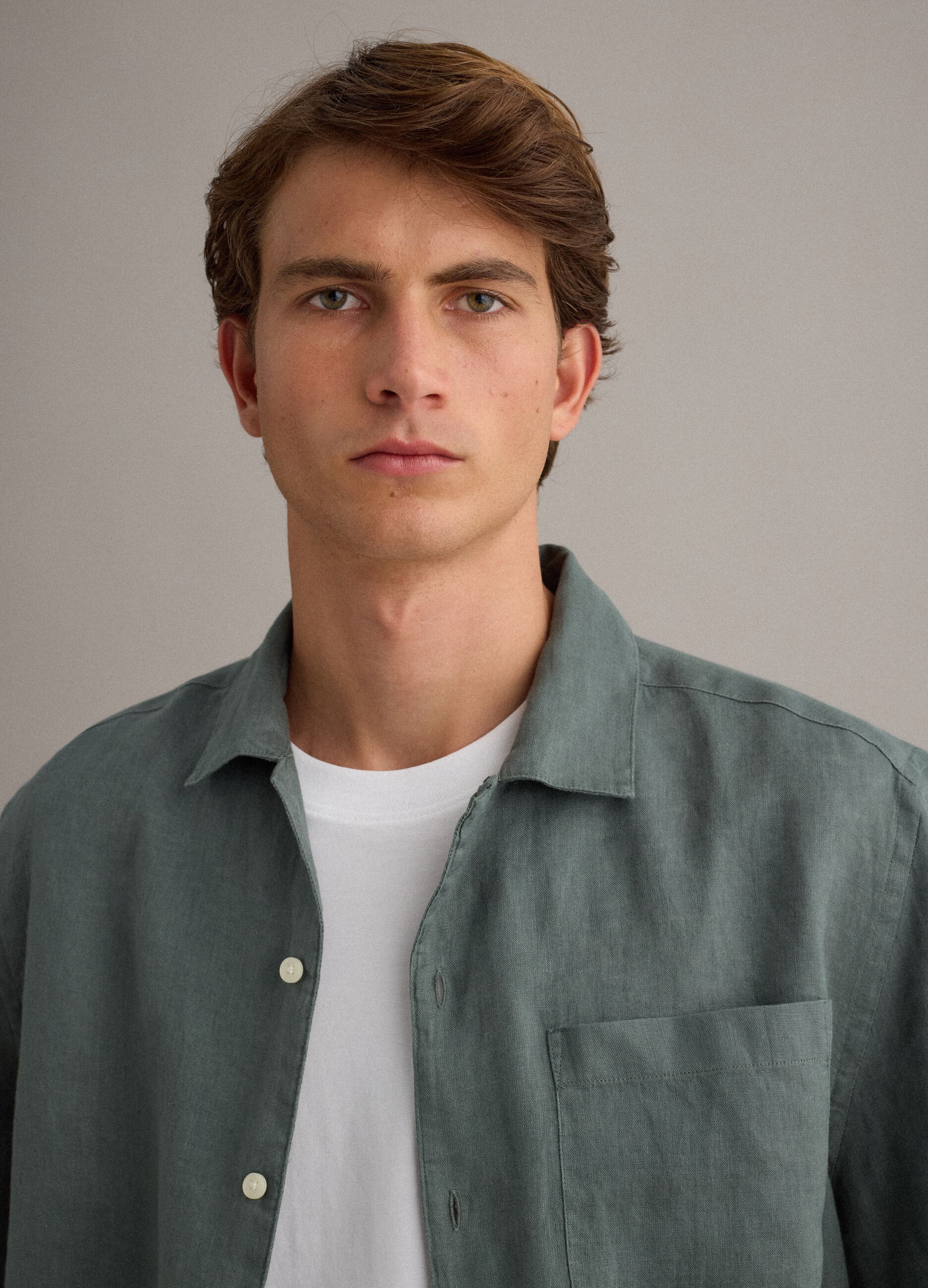 Green shirt with bowling collar in pure linen regular fit