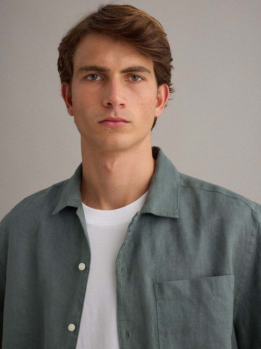 Gr&uuml;nes Hemd mit Bowlingkragen aus reinem Leinen im Regular Fit_2