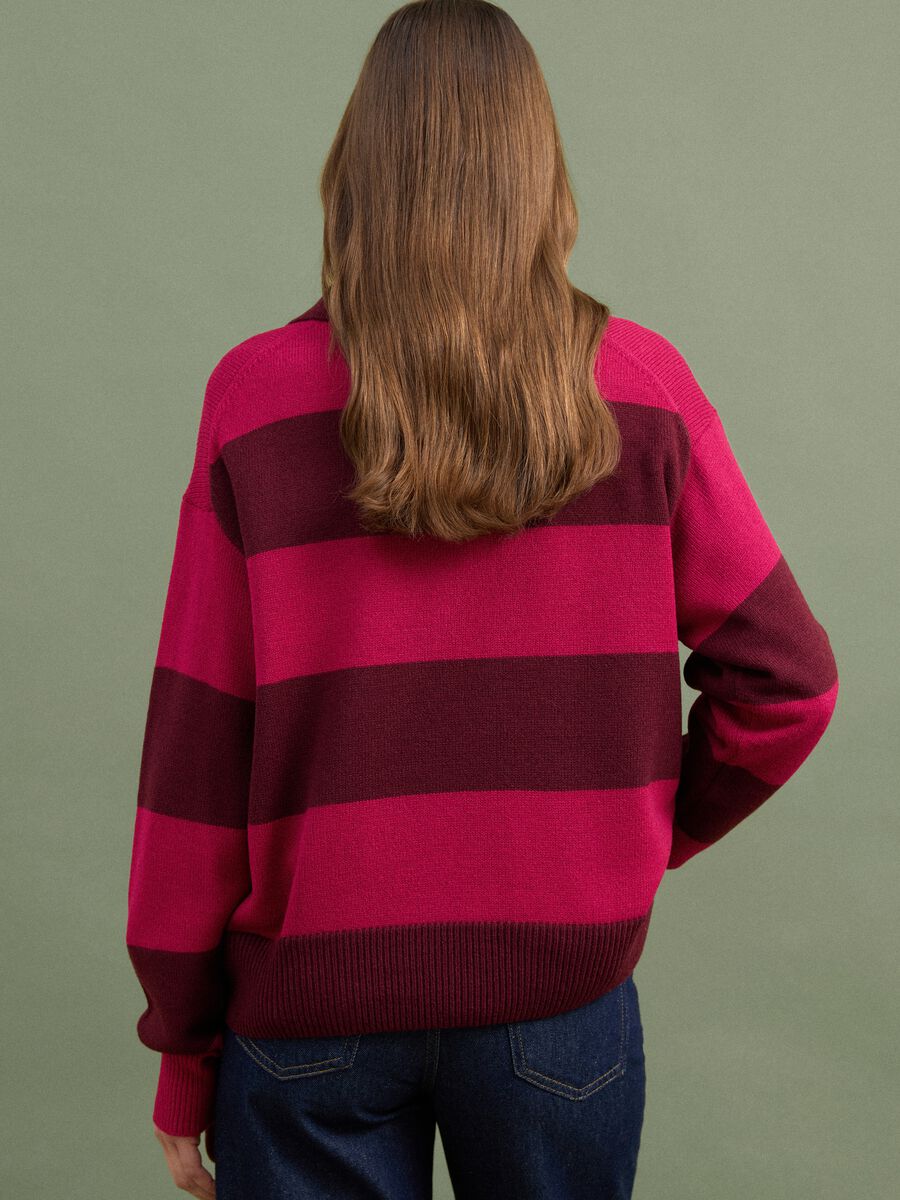 Maglia rossa in misto lana a righe con colletto polo_3