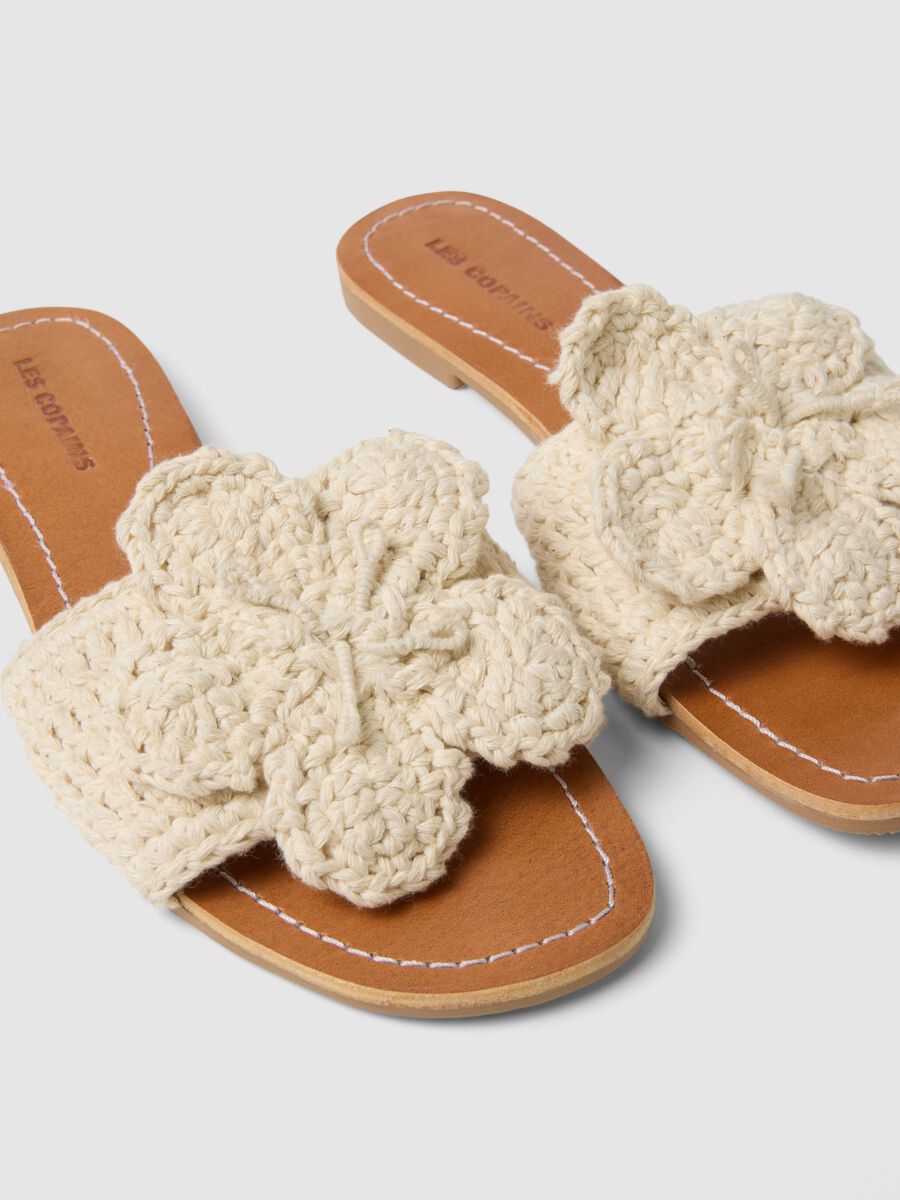 Bež sandale s bijelim cvjetnim detaljem_1