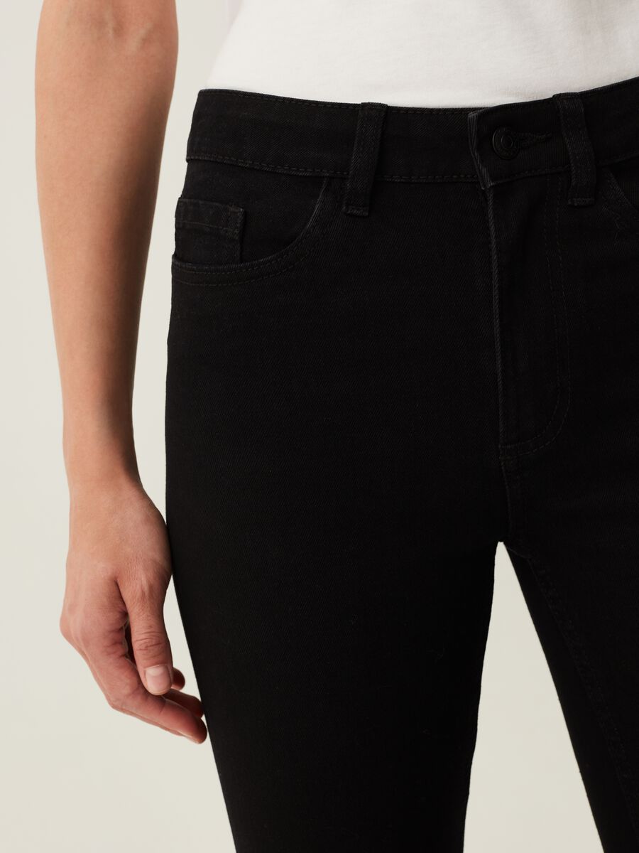 Flare-fit cropped jeans with raw edging_3