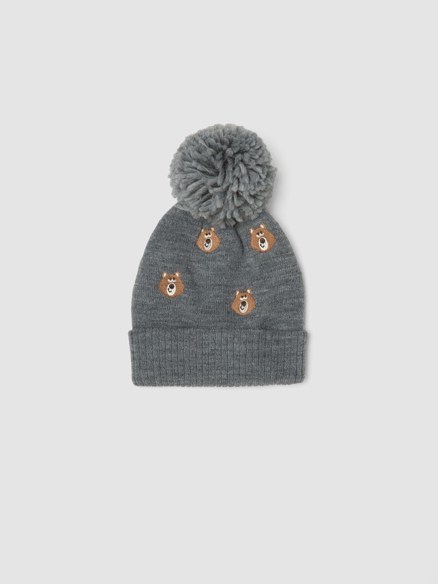 Grey knitted hat with pom pom and teddy bear pattern_0