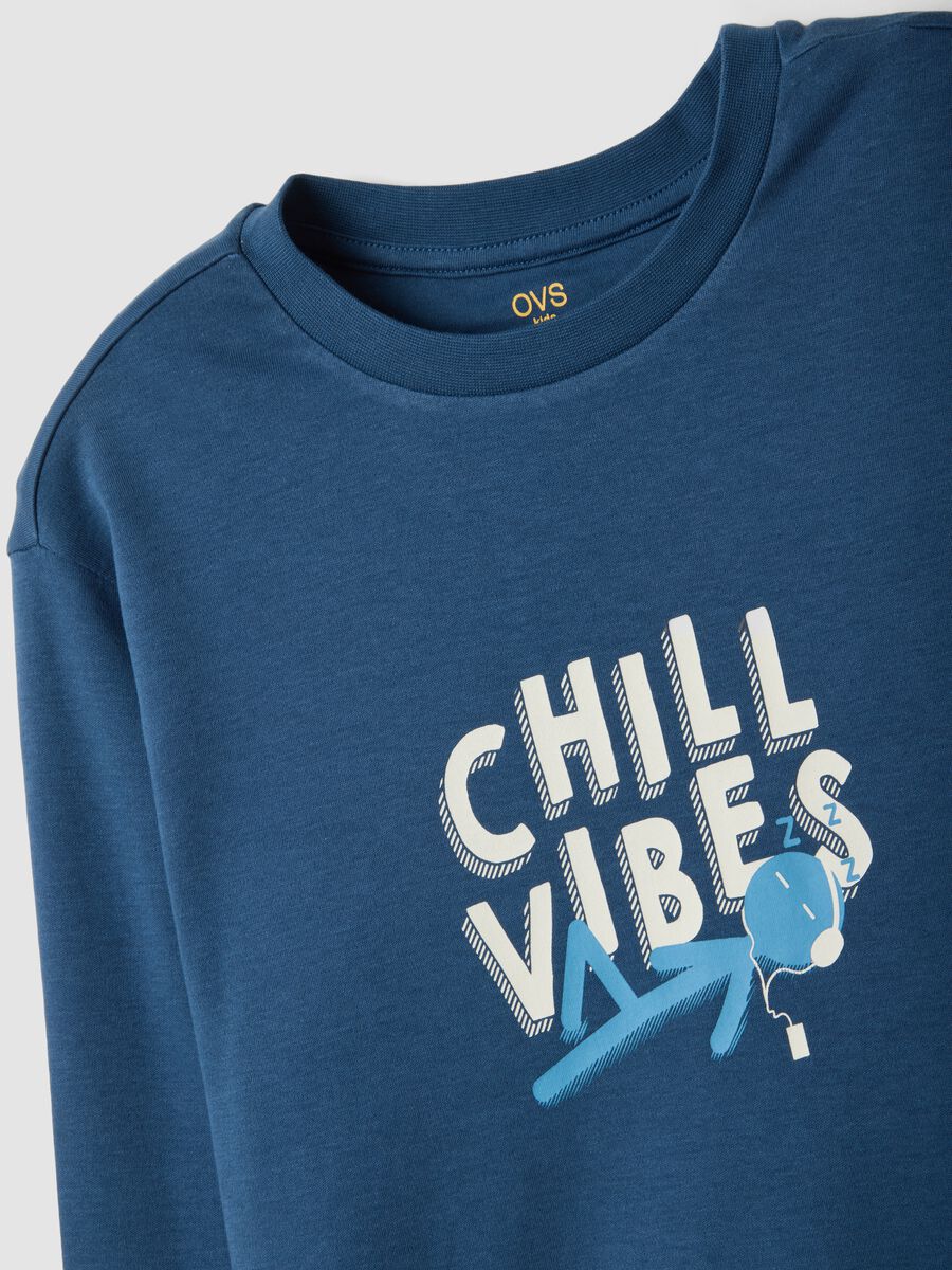 Blue organic cotton pyjamas with "Chill Vibes" slogan for boys_2