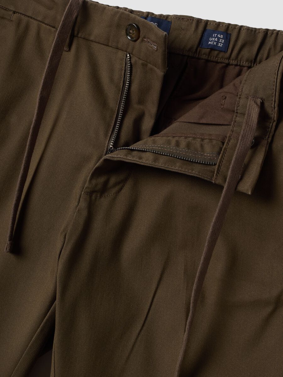 Braune Slim-Fit-Chinohose aus Stretch-Twill_1
