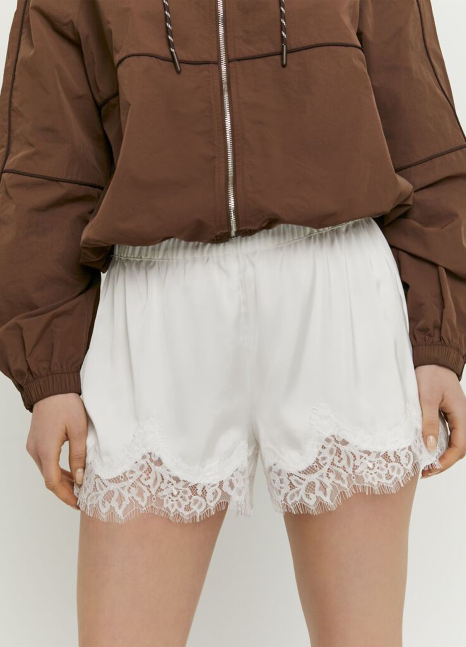 Wei&szlig;e Stretch-Shorts mit Spitzensaum