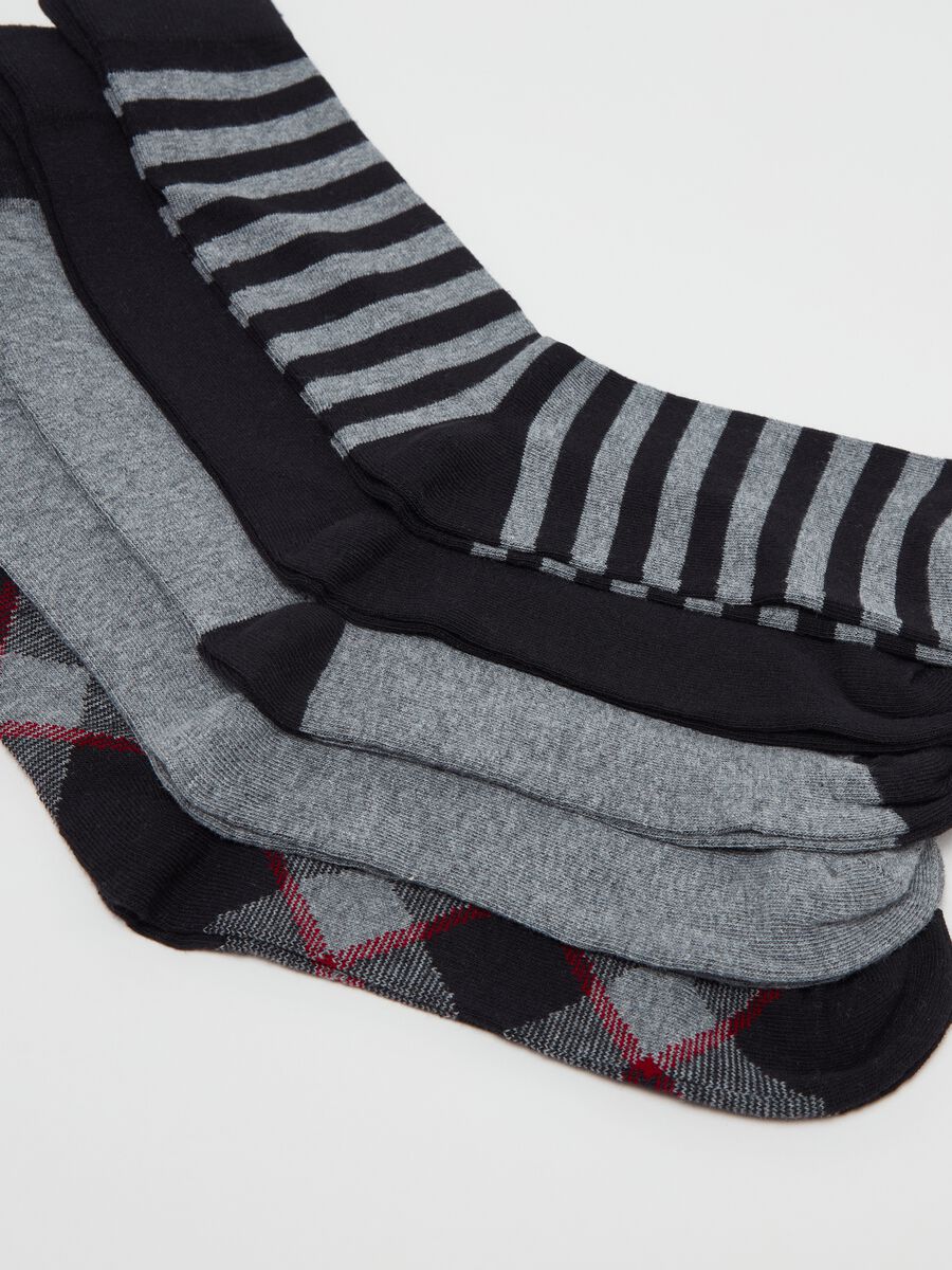 Set with five short socks with stripes and diamonds_2