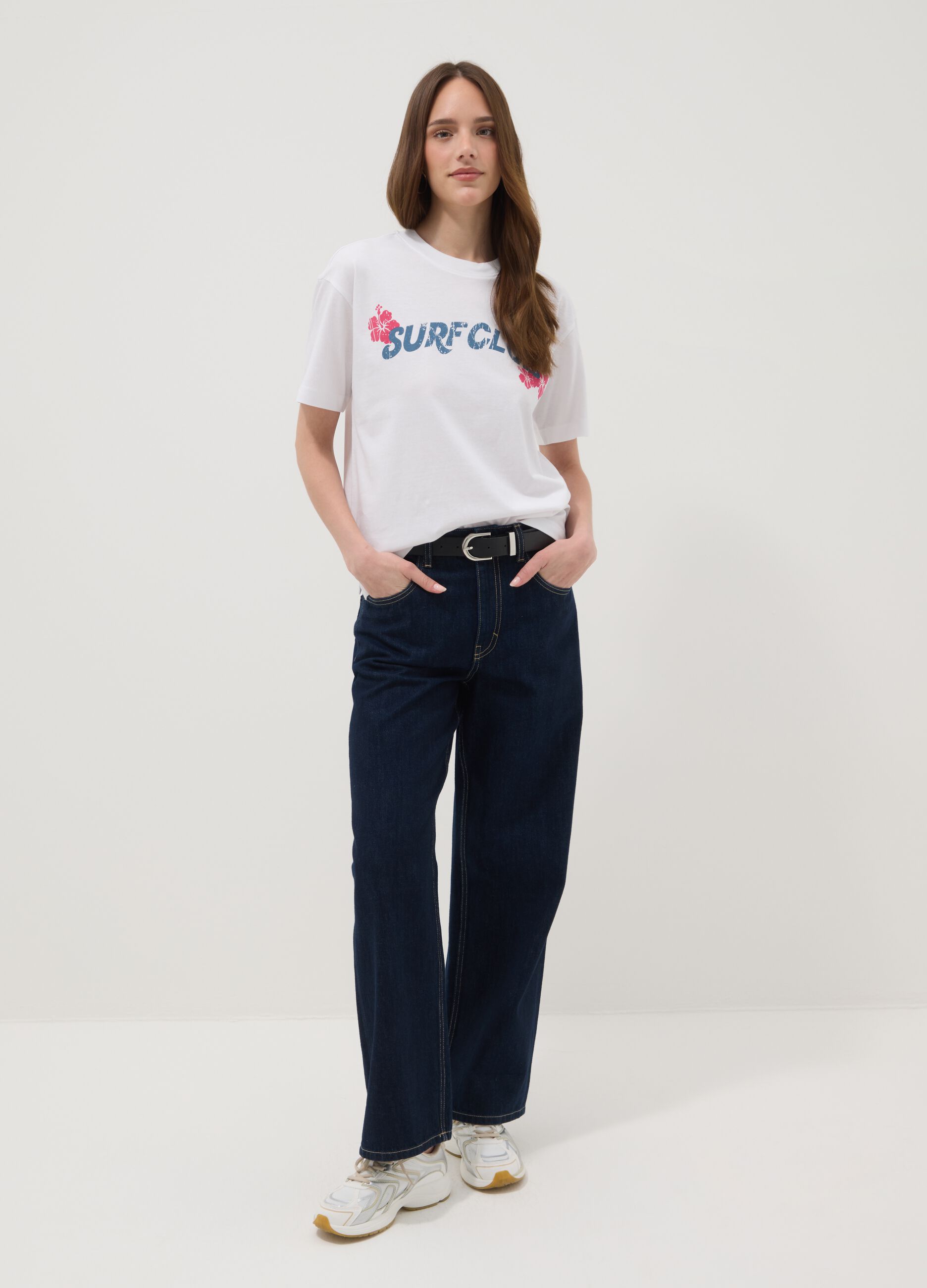 &Lambda;&epsilon;&upsilon;&kappa;ό T-shirt &alpha;&pi;ό &kappa;&alpha;&theta;&alpha;&rho;ό &beta;&alpha;&mu;&beta;ά&kappa;&iota;, regular fit &mu;&epsilon; &epsilon;&pi;&iota;&gamma;&rho;&alpha;&phi;ή