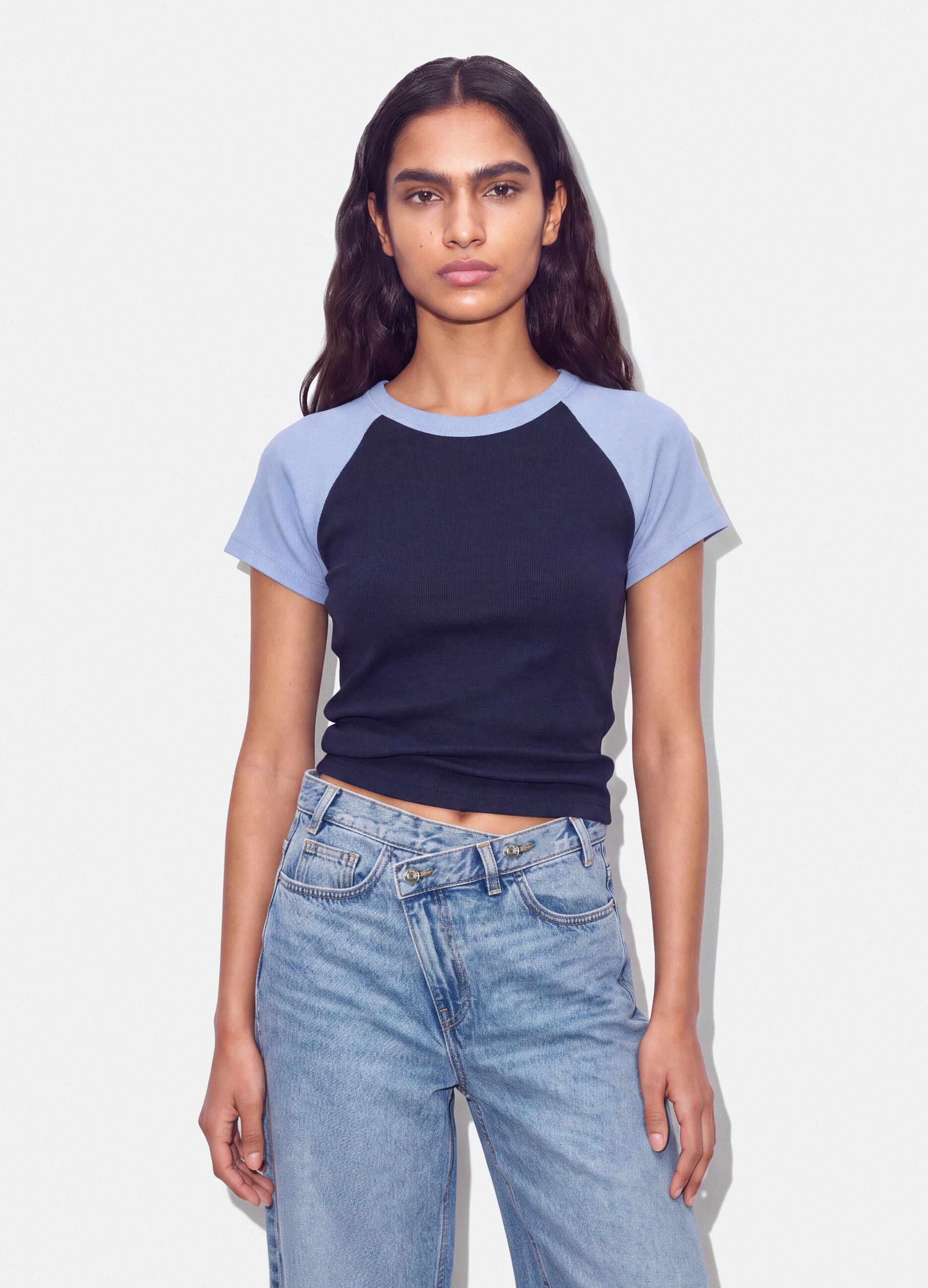 T-shirt blu in cotone elasticizzato a girocollo con maniche a contrasto