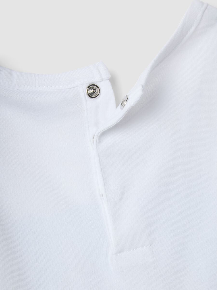 Wei&szlig;es Jungen-Unterhemd aus reiner Baumwolle, Regular Fit, mit Segelboot-Print_3