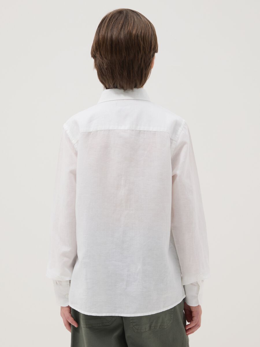 Boy's white cotton-linen blend shirt with regular fit_2