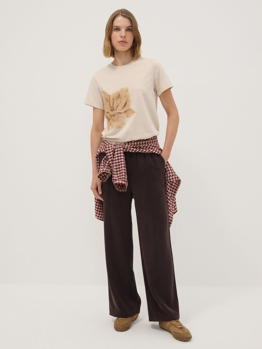 T-shirt beige in puro cotone con girocollo e stampa floreale regular fit_2