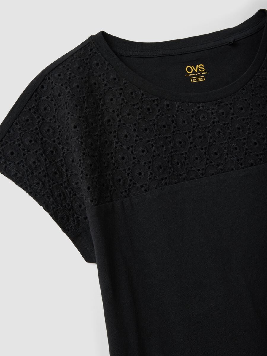Camiseta negra de algod&oacute;n puro con inserto de encaje perforado_5