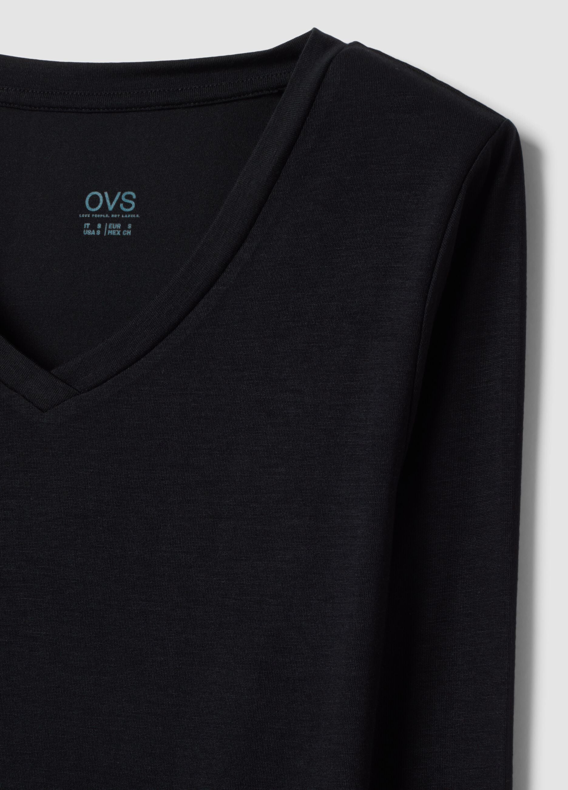 &Mu;&alpha;ύ&rho;&omicron; T-shirt &alpha;&pi;ό &epsilon;&lambda;&alpha;&sigma;&tau;&iota;&kappa;ό modal &mu;&epsilon; &sigma;&tau;&rho;&omicron;&gamma;&gamma;&upsilon;&lambda;ή &lambda;&alpha;&iota;&mu;ό&kappa;&omicron;&psi;&eta;, &kappa;&alpha;&nu;&omicron;&nu;&iota;&kappa;ή &epsilon;&phi;&alpha;&rho;&mu;&omicron;&gamma;ή