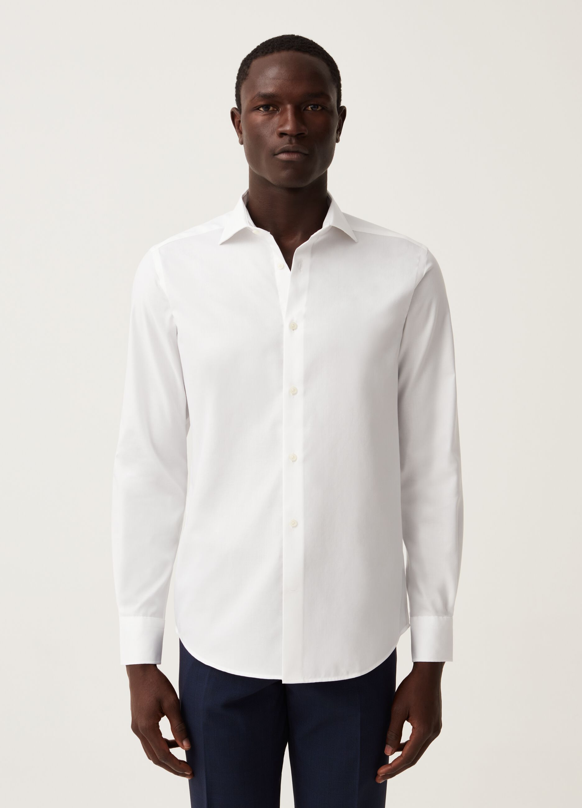 Camisa slim fit de algodón sin plancha en color liso.