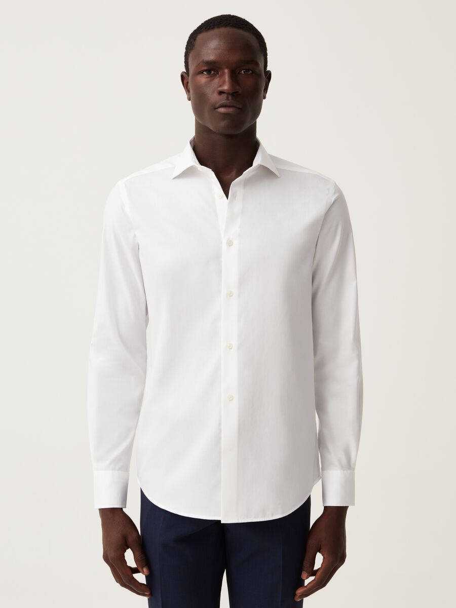 Camisa slim fit de algodón sin plancha en color liso._0