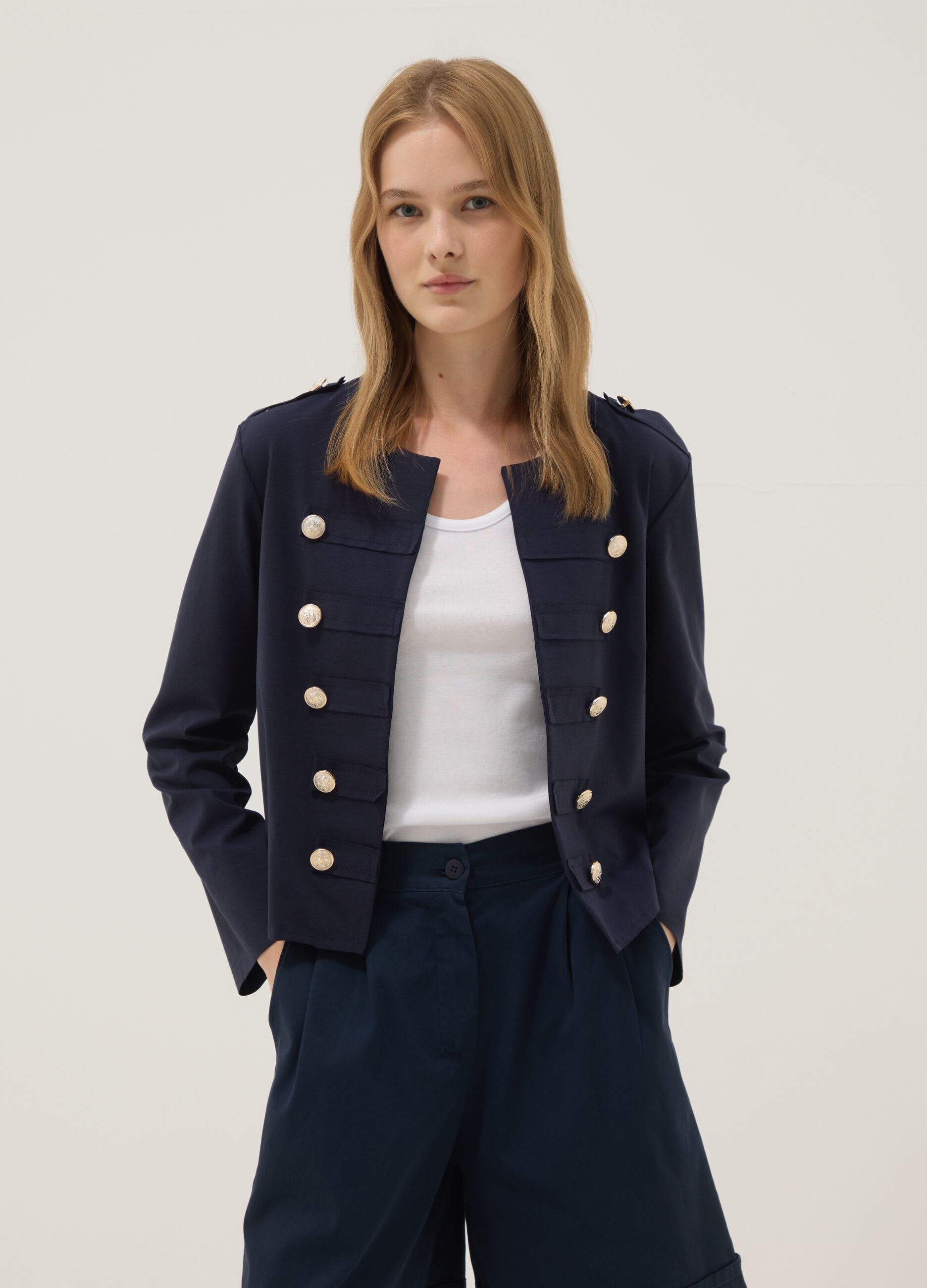 Casaco azul cropped em algod&atilde;o el&aacute;stico com bot&otilde;es decorativos, corte regular