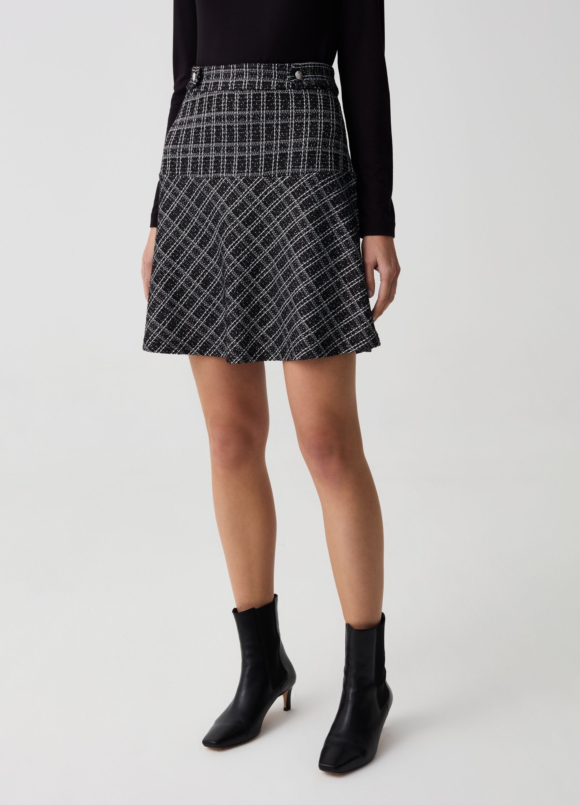 Short full skirt in patterned lurex