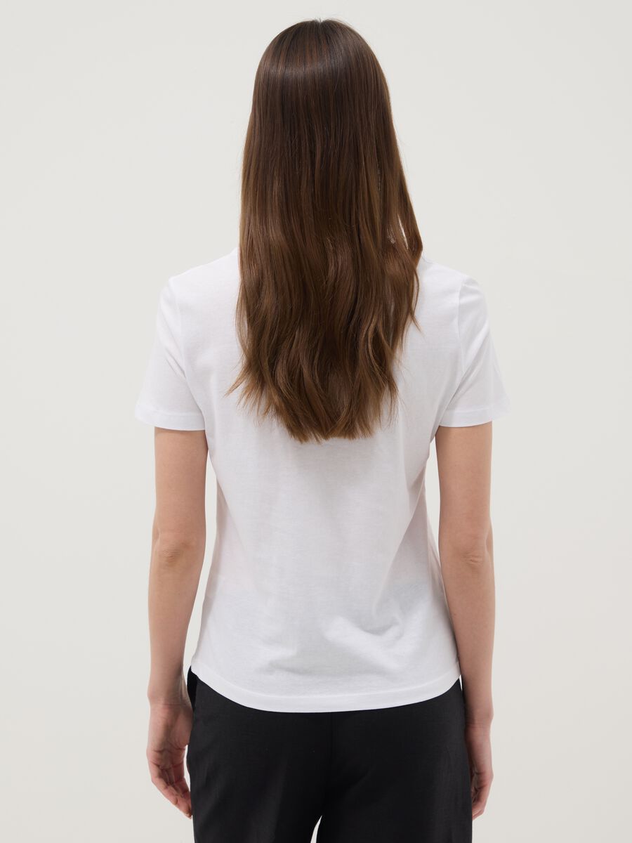 Camiseta blanca de algod&oacute;n puro regular fit con estampado_3