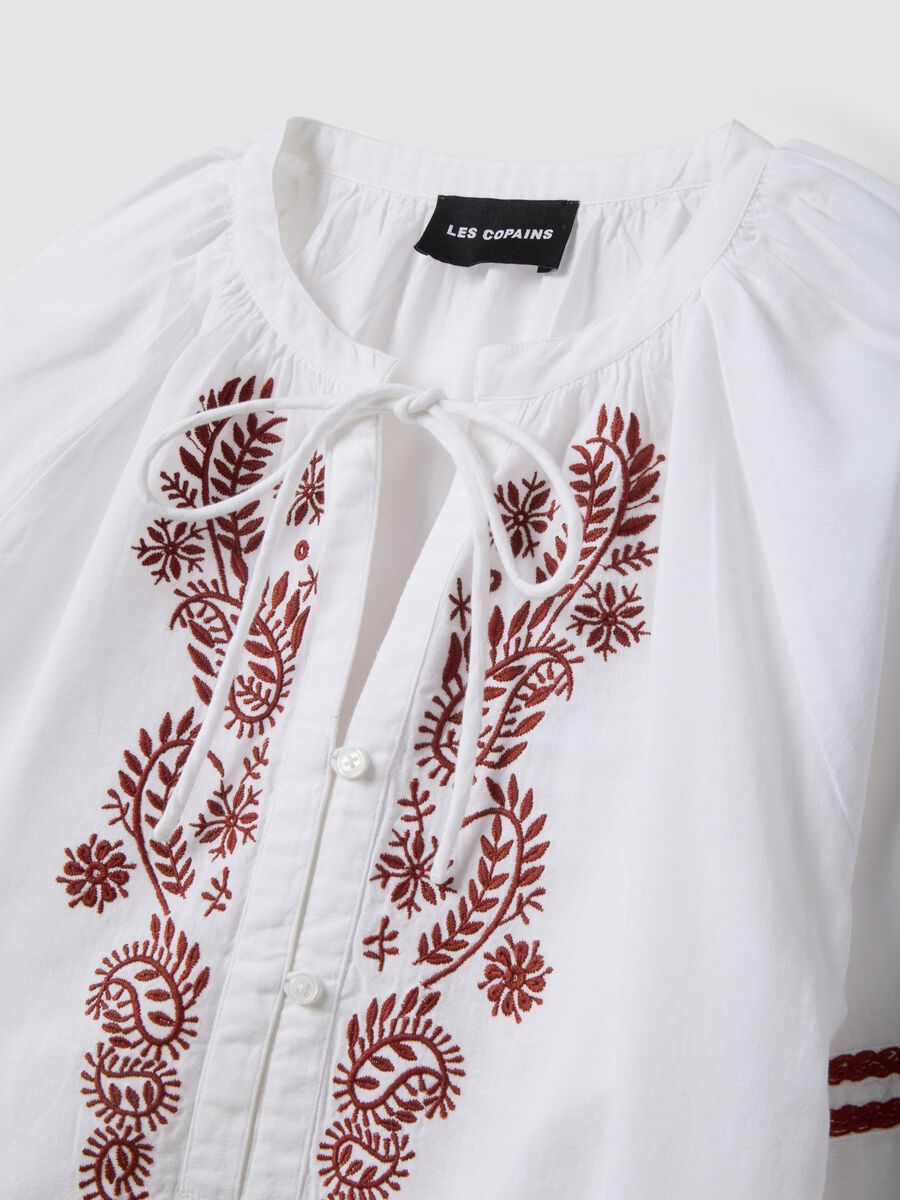 Wei&szlig;e Regular-Fit-Hemd aus Baumwoll-Leinen-Mischung mit Blumenstickerei_5