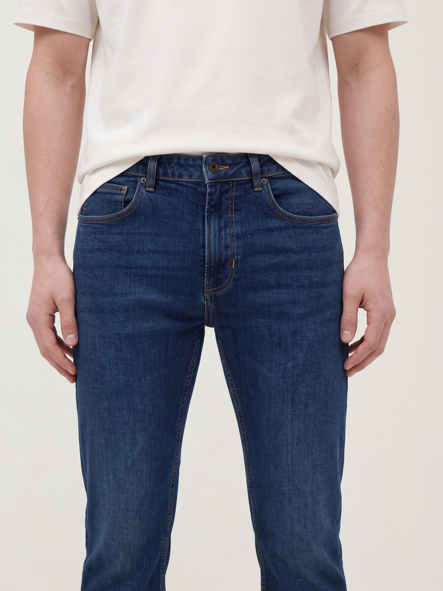 Jeans azuis slim fit em algod&atilde;o el&aacute;stico_3