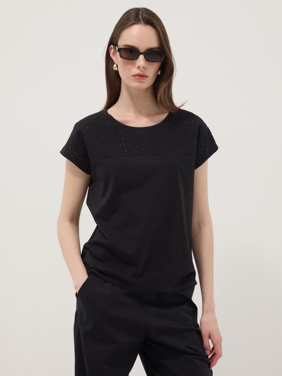 Camiseta negra de algod&oacute;n puro con inserto de encaje perforado_0