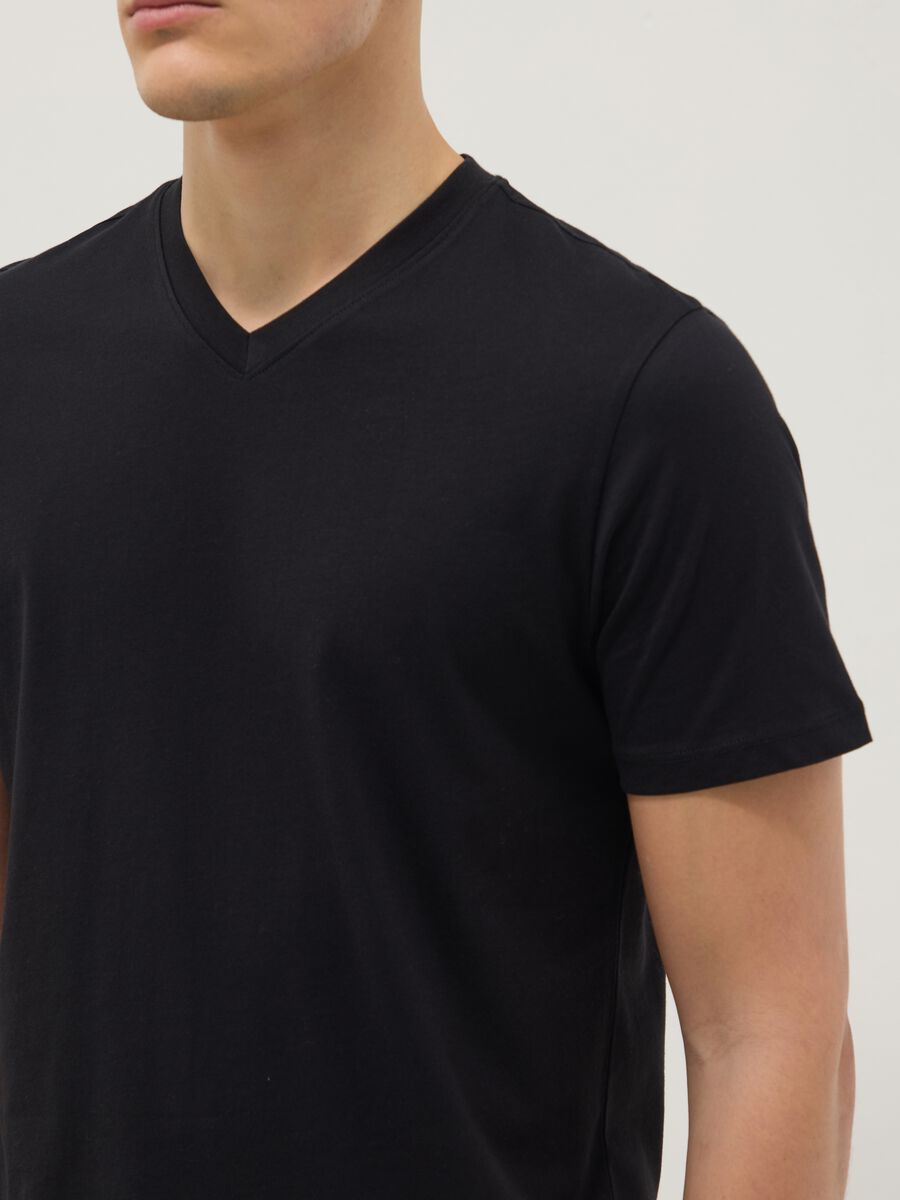 Black pure cotton regular fit V-neck t-shirt_4
