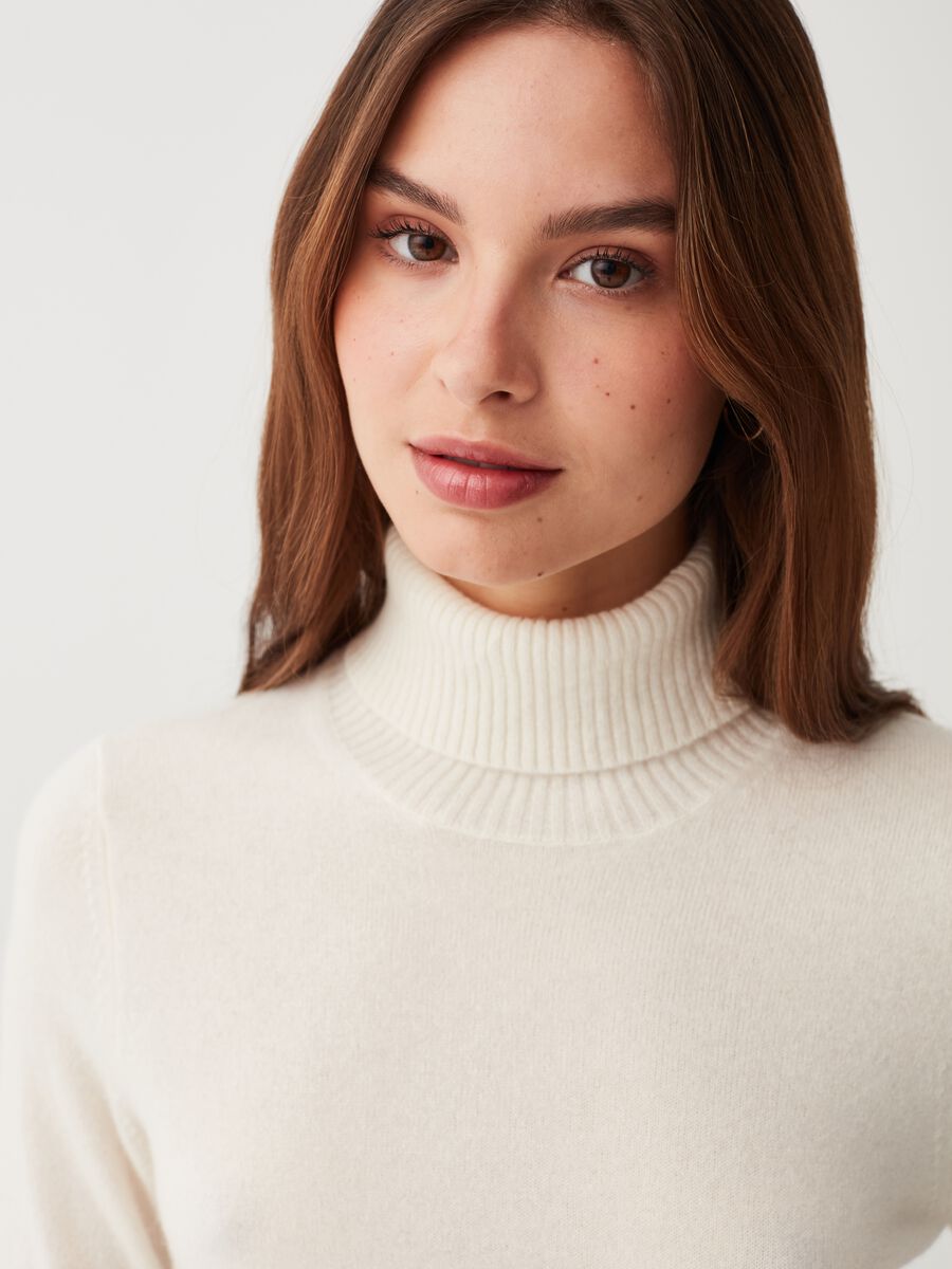 Cashmere pullover with high neck_1