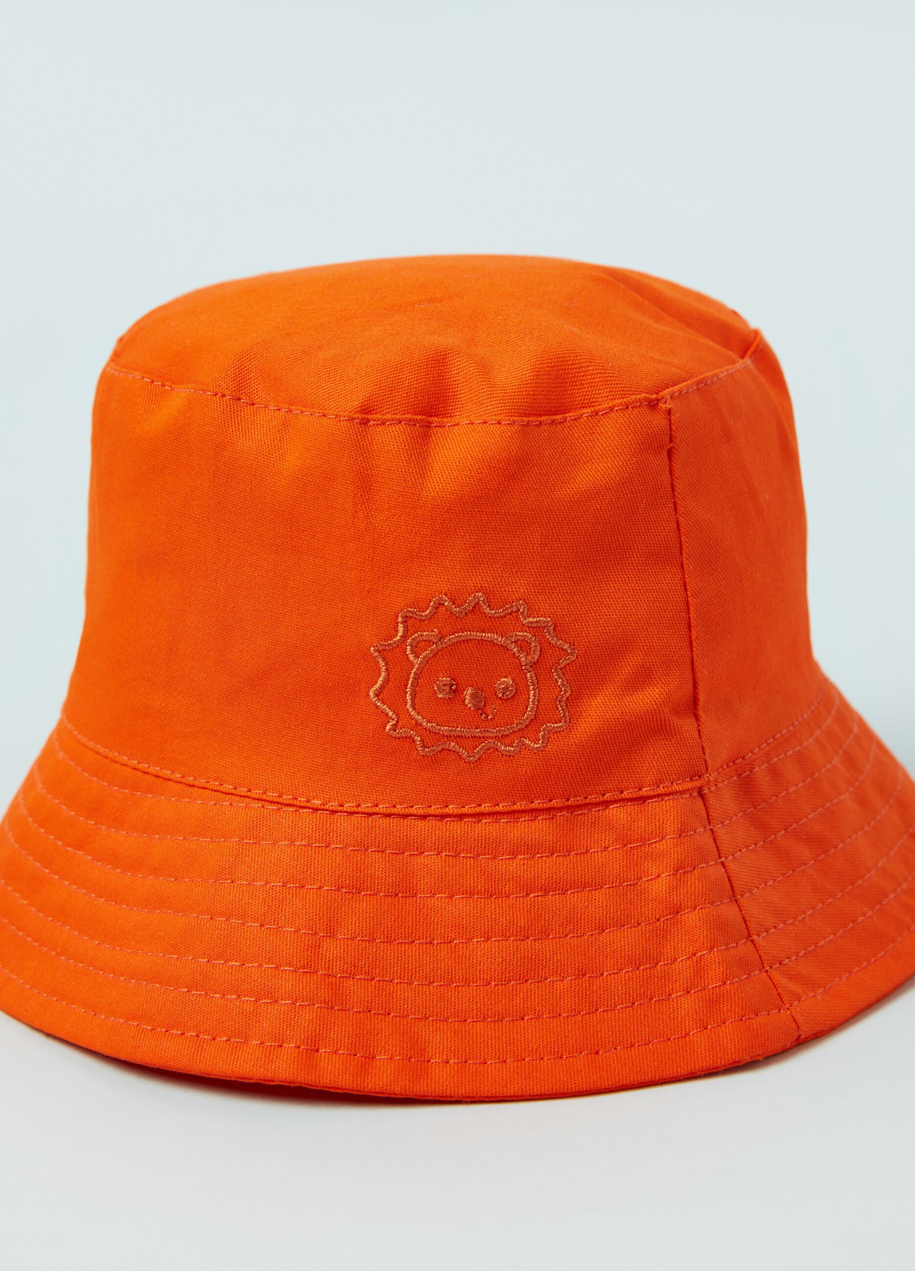 Sombrero de pescador con bordado león