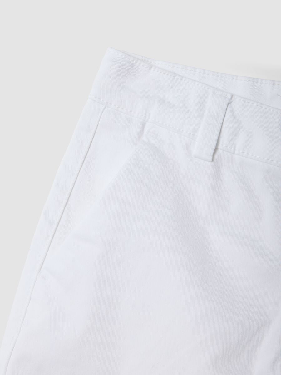 Boys&rsquo; white stretch-cotton chino shorts, regular fit_3