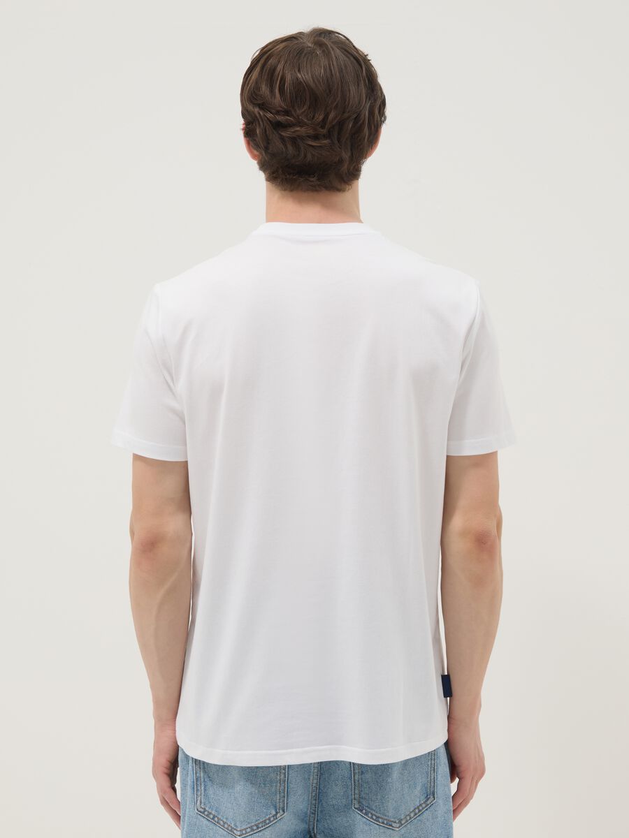 Wei&szlig;es T-Shirt aus reiner Baumwolle mit aufgesetztem Print, Regular Fit_3