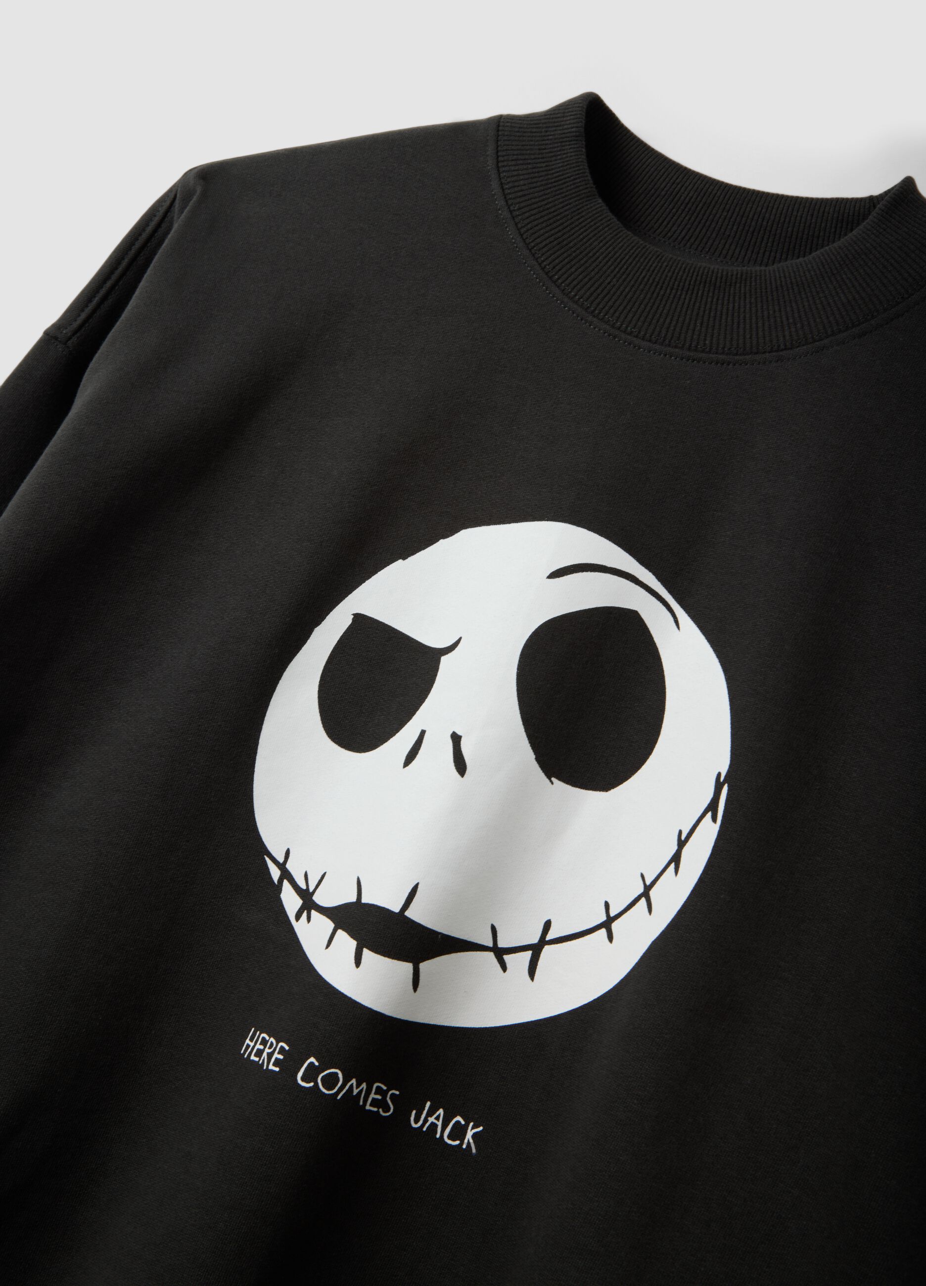 Sweatshirt preta em 100% algod&atilde;o com estampado The Nightmare Before Christmas