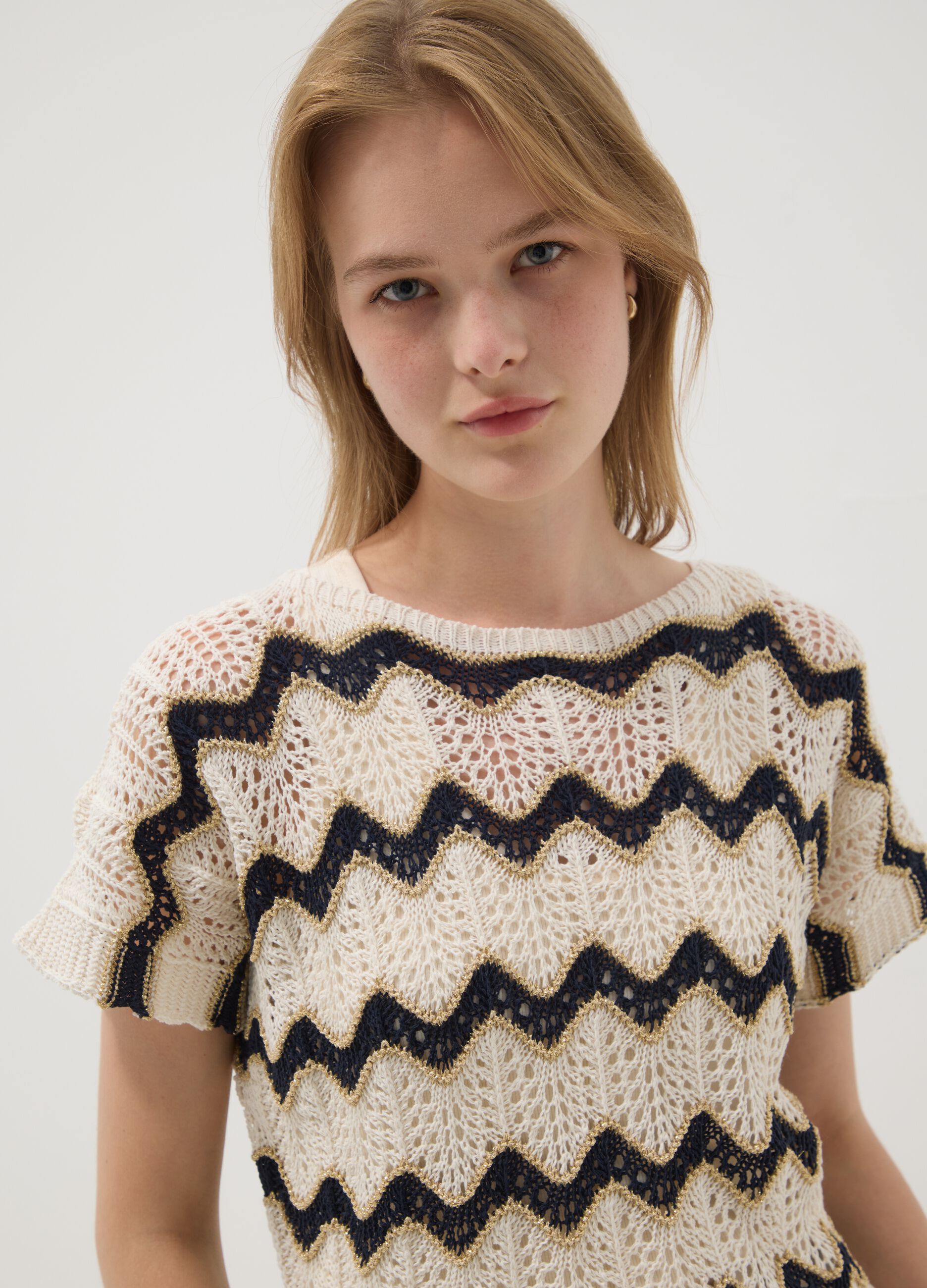 Beiges T-Shirt aus elastischer Baumwolle mit Lochstrickmuster