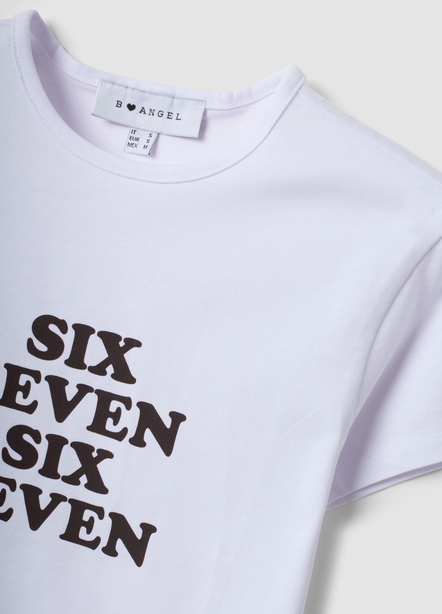 &Lambda;&epsilon;&upsilon;&kappa;ό &epsilon;&phi;&alpha;&rho;&mu;&omicron;&sigma;&tau;ό T-shirt &alpha;&pi;ό 100% &beta;&alpha;&mu;&beta;ά&kappa;&iota; &mu;&epsilon; &sigma;&tau;ά&mu;&pi;&alpha; Six Seven &mu;&pi;&rho;&omicron;&sigma;&tau;ά